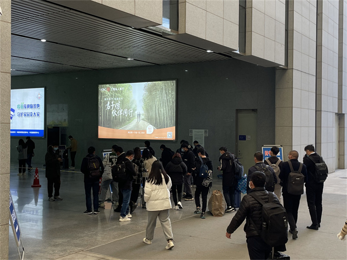 高鐵站設置有大大小小的各種的燈箱廣告牌如何投放才是對企業(yè)更有利的